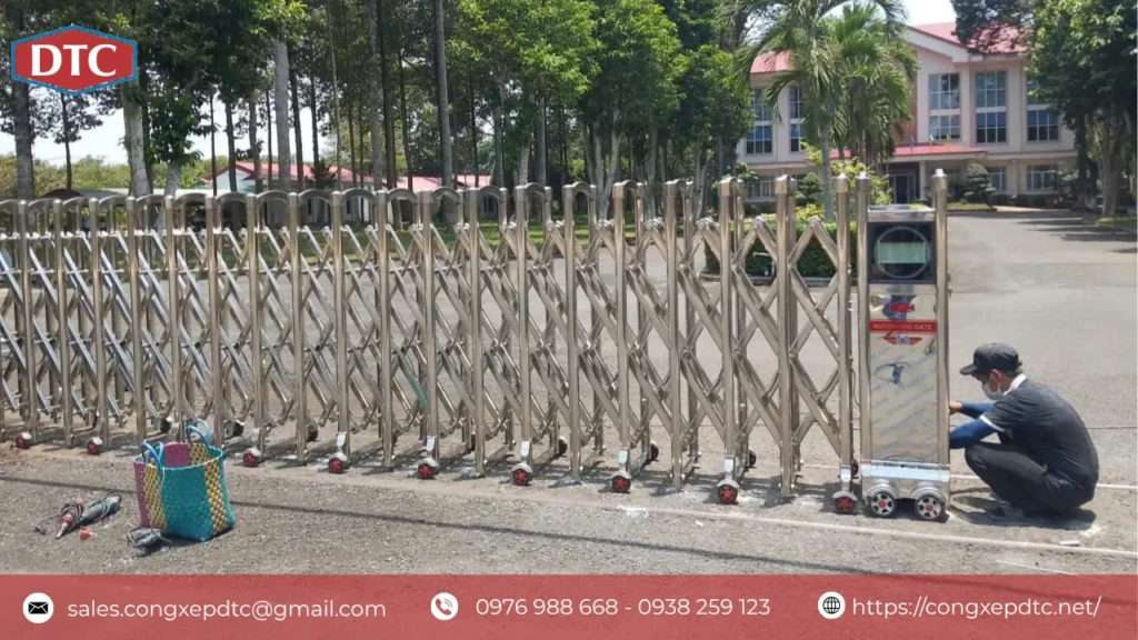 Nguyên lý hoạt động của cổng xếp inox