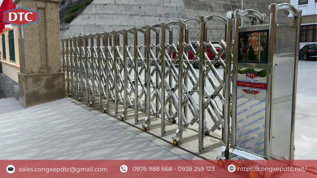 Cổng xếp inox tự động DTC trong thực tế