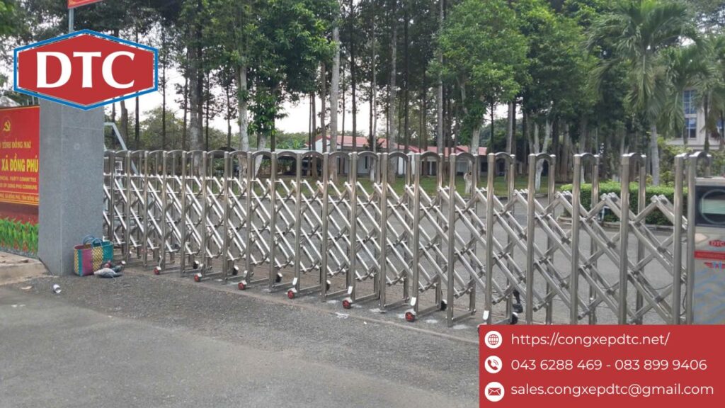 So sánh cổng xếp inox tự động và cổng xếp nhôm tự động
