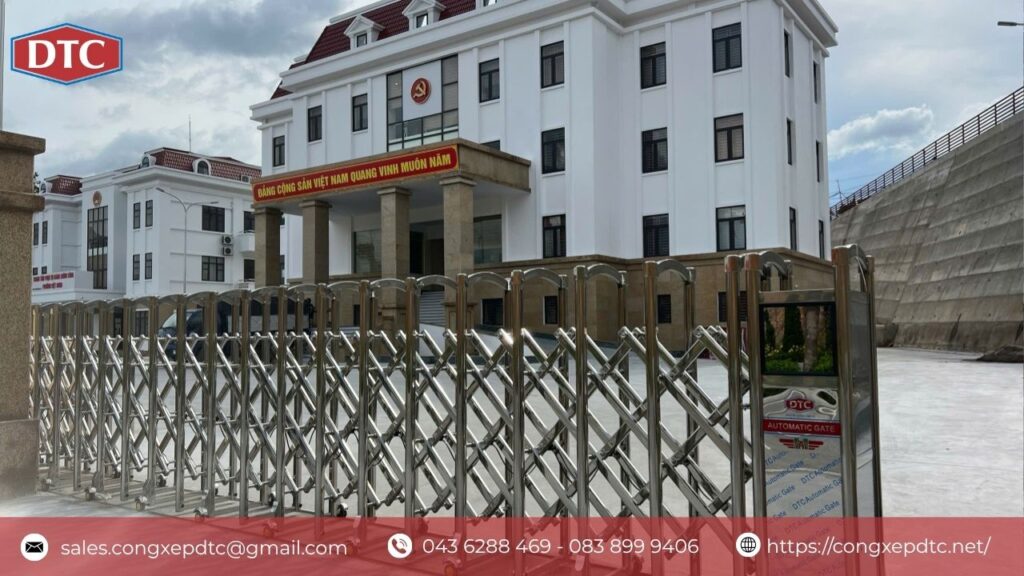 Cổng xếp inox tại trụ sở