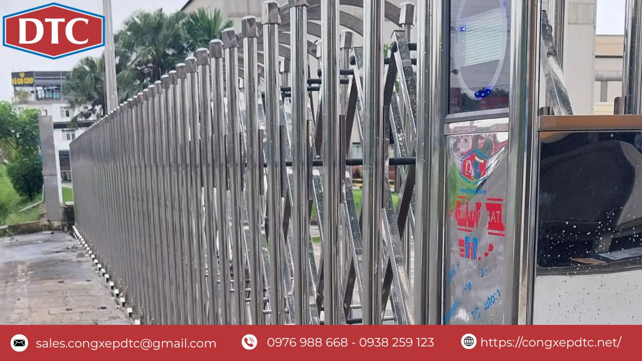 Cổng xêp được làm từ chất liệu inox bền đẹp, chống gi sét giúp tăng tuổi thọ của cổng đồng thời giảm chi phí sửa chữa bảo hành