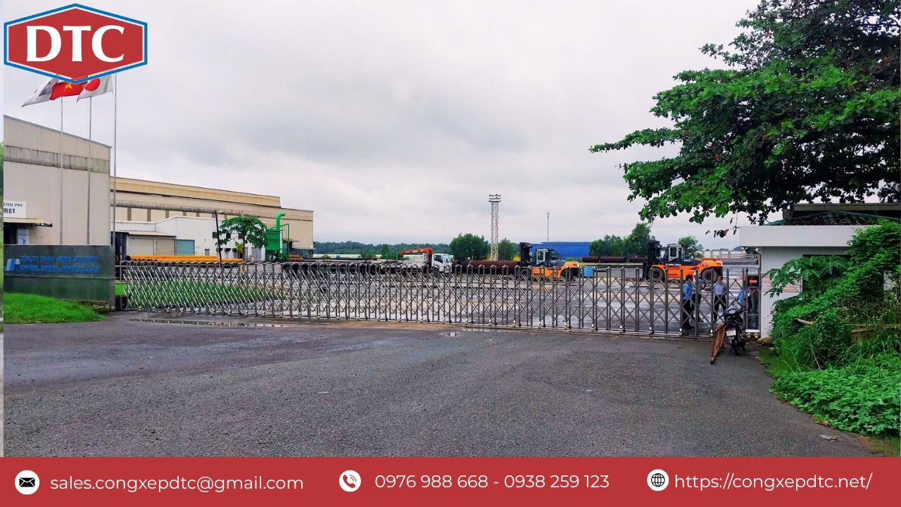 Cổng chính nhà máy là nơi có lưu lượng giao thông ra vào nhiều, việc lắp đặt cổng xếp tự động là sự lựa chọn tối ưu cho công trình