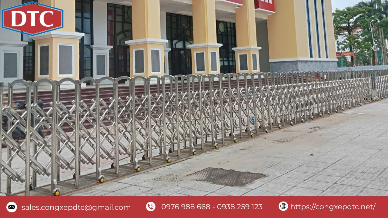 Diện tích cổng rộng lớn, nên việc lắp đặt côgnr xếp tự động là một lựa chọn tối ưu giúp tiết kiệm nhân lực và thời gian đóng mở cổng, vừa đảm bảo tính thẩm mỹ cho công trình