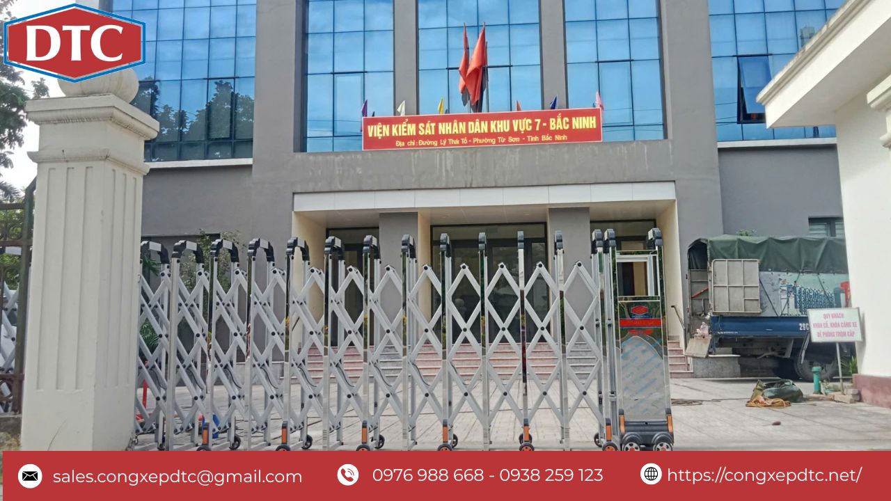 Chất liệu cổng là inox đảm bảo tính thẩm mỹ và chống rỉ giúp cổng luôn bền đẹp theo thời gian