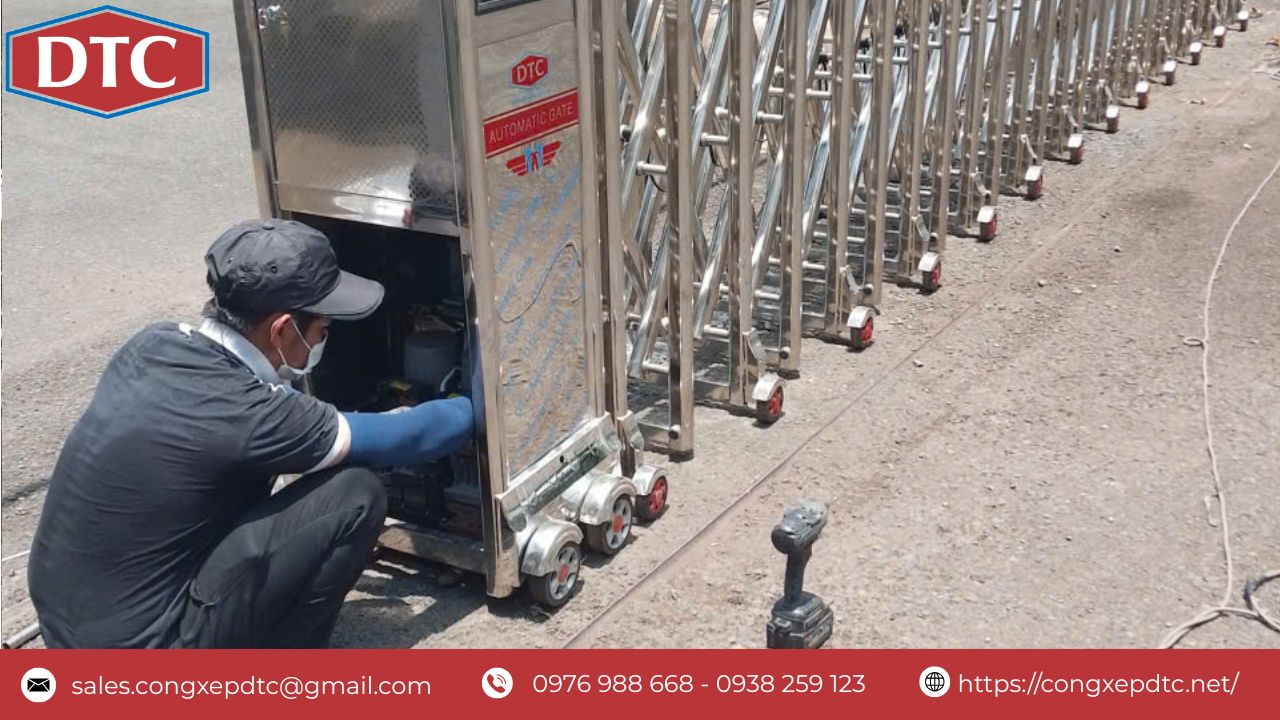 Kỹ thuật của DTC đang tiến hành lắp đặt cổng, đây là bước cuối cùng trước khi hoàn thiện