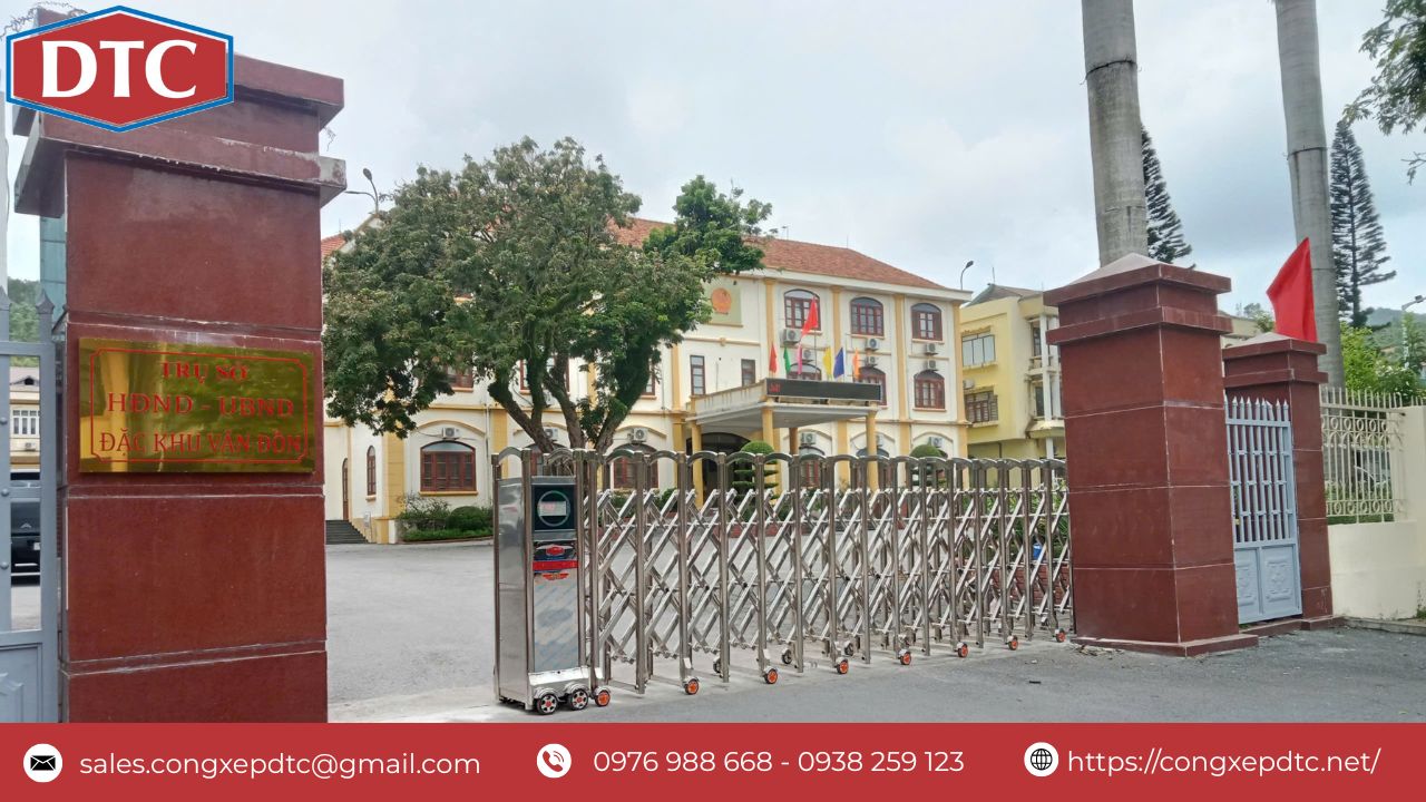 lắp đặt cổng xếp inox tự động tại HDND - UBND Đặc khu Vân Đồn