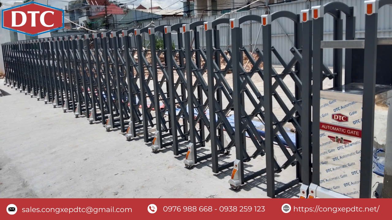 Hình ảnh hoàn thiện lắp đặt cổng xếp nhôm tự động tại Heineken Hóc Môn TPHCM, cổng đi vào hoạt động ổn định, khách hàng rất hài lòng với chất lượng và các tính năng của cổng