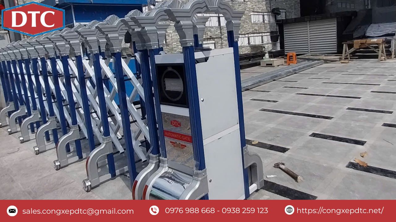 Cổng thiết kế tự động không ray, bánh xe bằng hợp kim hoặc cao su chịu mài mòn, tất cả được gắn vòng bi vận hành êm ái, tuổi thọ dài lâu.